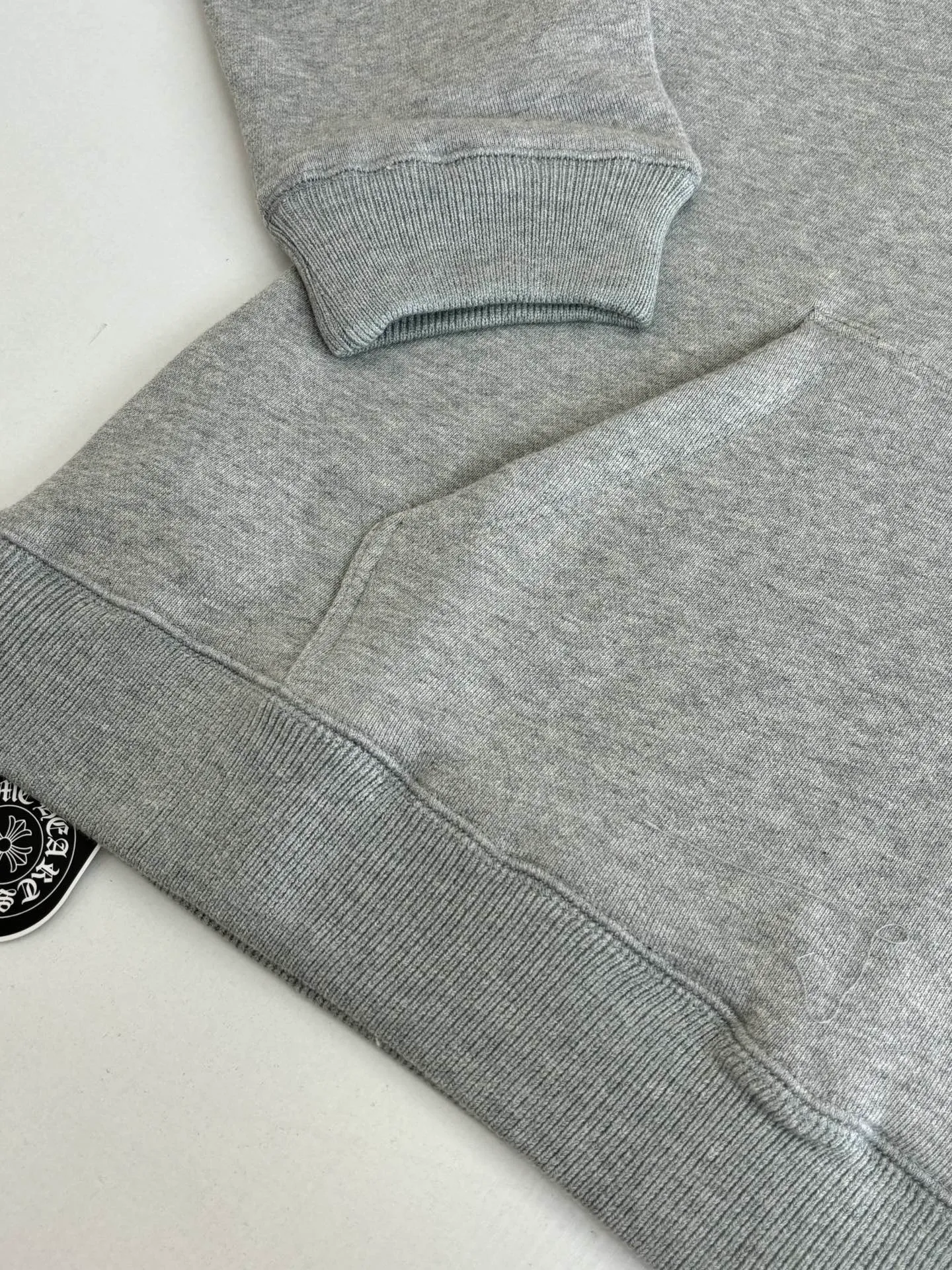 P500 Chrome Heart*/Chrome Heart CH patch embroidered logo hooded sweatshirt. Customized heavy fortress interwoven air cotton. Adopt imported machine patch embroidery process. The fabrics have been washed and have a better hand feel. Not easy to deform, not easy to shrink, not easy to fade. Size: S/M/L/XL